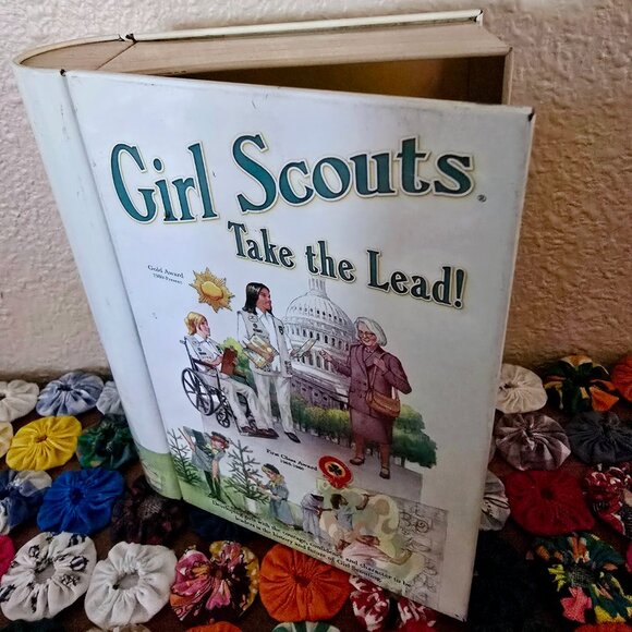 1980s Vintage "GIRL SCOUTS TAKE THE LEAD" Book Collectible Tin - Picture 2 of 9